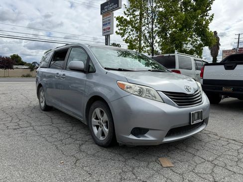 Used 2014 Toyota Sienna LE FWD image 1