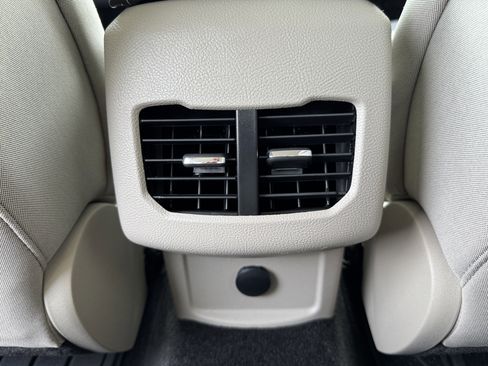 Used 2019 Ford Fusion SE FWD image 28