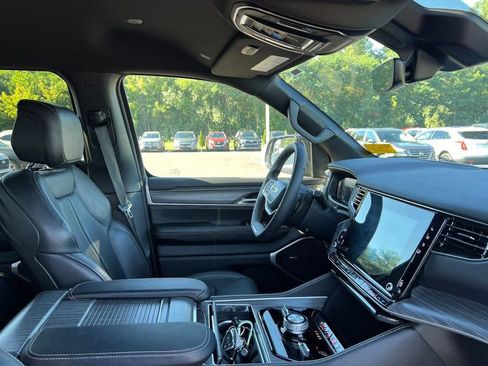 Used 2024 Jeep Wagoneer Series III AWD/4WD image 9