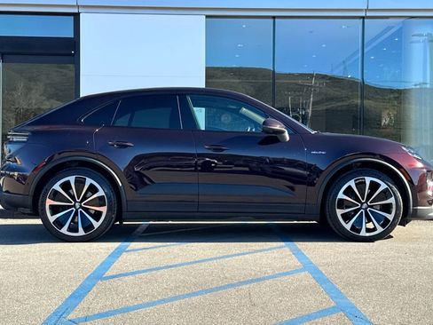 Certified 2025 Porsche Macan 4 Electric image 9