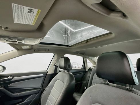 Used 2025 Volkswagen Jetta SE FWD image 25