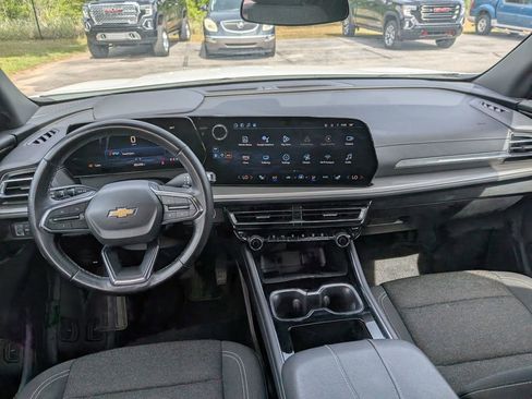 Used 2025 Chevrolet Traverse LT FWD image 24