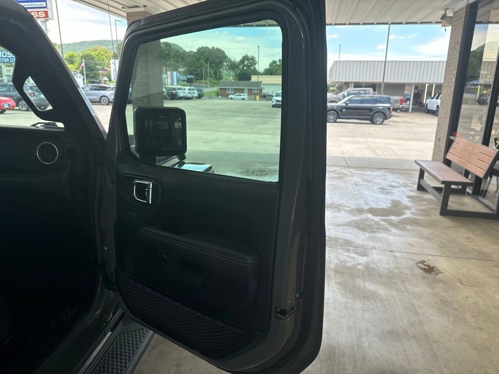 Used 2021 Jeep Gladiator Overland AWD/4WD image 17