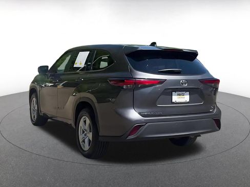 Used 2025 Toyota Highlander LE FWD image 11