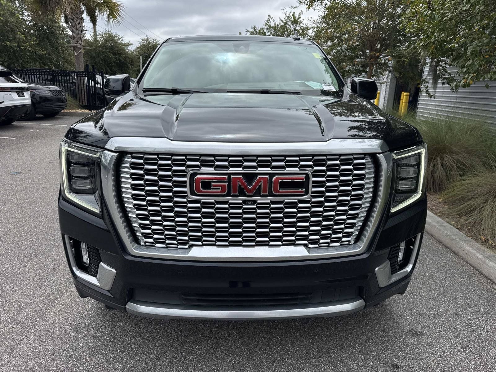 Used 2021 GMC Yukon Denali w/ Denali Premium Package AWD/4WD image 8