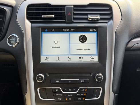 Used 2018 Ford Fusion SE w/ Fusion SE Technology Package FWD image 14