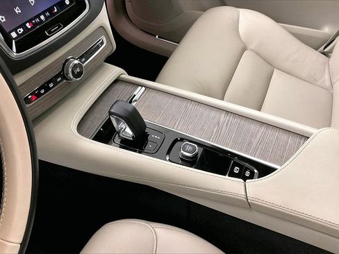 Used 2023 Volvo XC90 B6 Plus image 16