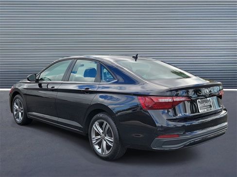 Used 2024 Volkswagen Jetta SE image 4