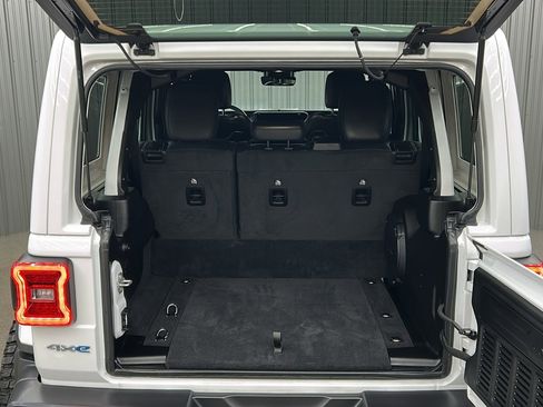 Used 2024 Jeep Wrangler Unlimited Sahara w/ Technology Group image 17