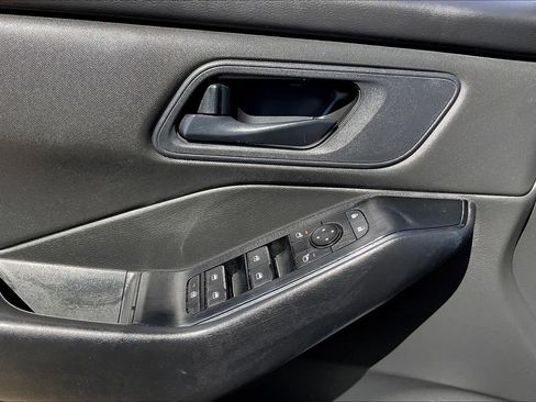 Used 2024 Nissan Rogue S image 34