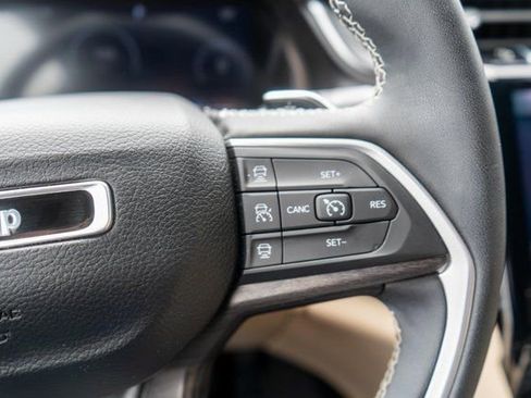 Used 2023 Jeep Grand Cherokee Limited AWD/4WD image 27