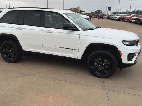 Used 2022 Jeep Grand Cherokee Altitude image 3