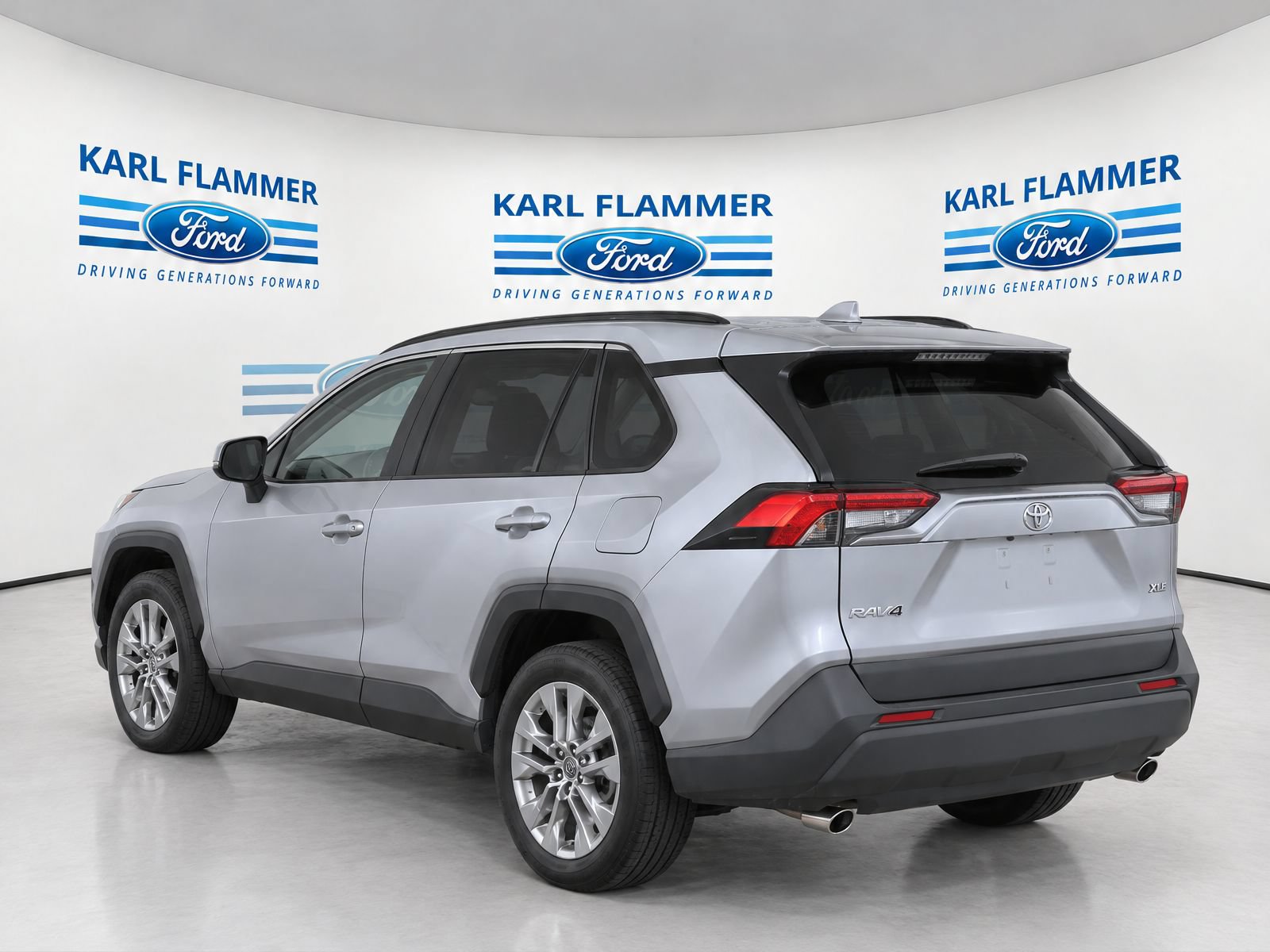 Used 2021 Toyota RAV4 XLE Premium FWD image 5
