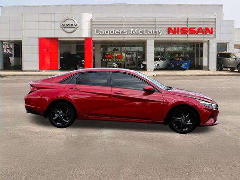 Used 2023 Hyundai Elantra SEL image 2