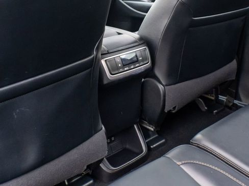 Used 2019 Toyota Highlander XLE image 17