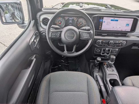 Used 2025 Jeep Gladiator Sport AWD/4WD image 15