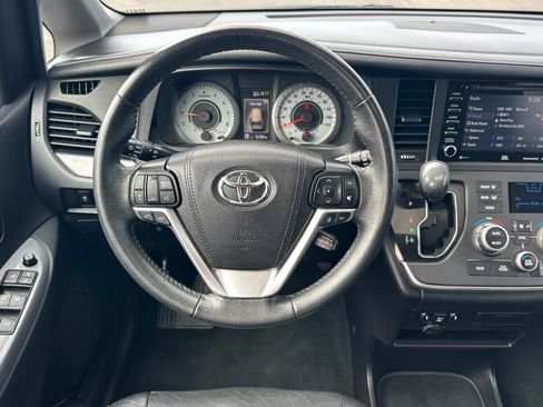 Certified 2020 Toyota Sienna SE w/ SE Preferred Package FWD image 14