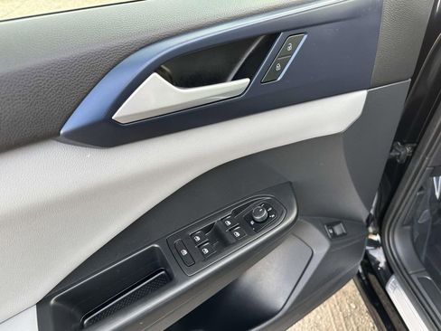 Used 2023 Volkswagen Taos SE w/ Black Wheel Package image 18