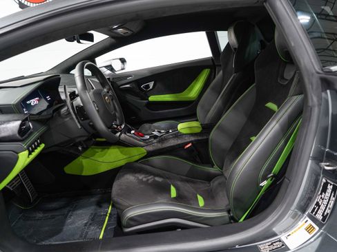 Used 2022 Lamborghini Huracan EVO RWD image 8