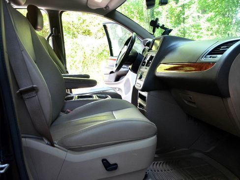 Used 2015 Chrysler Town & Country Touring-L w/ Driver Convenience Group FWD image 14