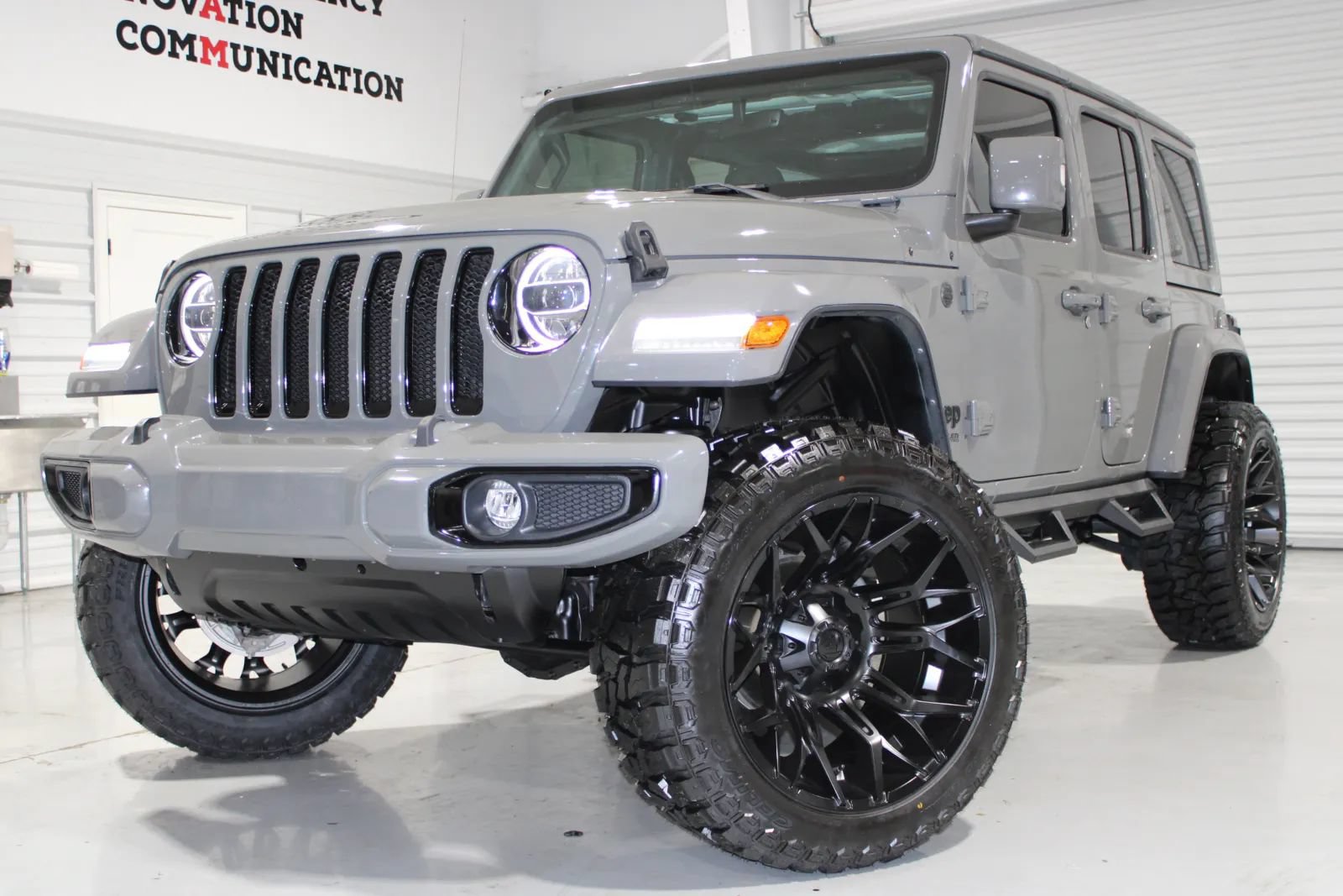 Used 2022 Jeep Wrangler Unlimited Sahara AWD/4WD image 1