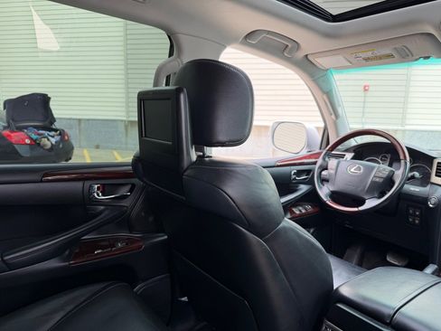 Used 2013 Lexus LX 570 4WD w/ Luxury Pkg image 19