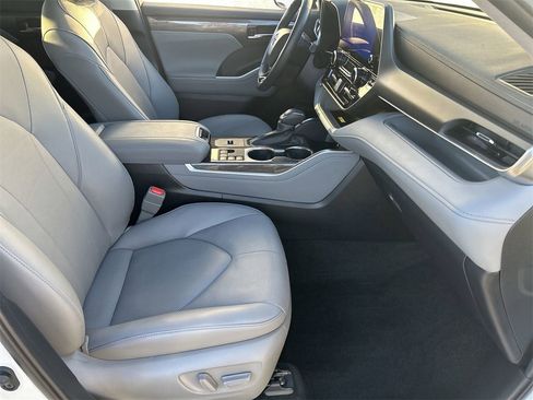 Used 2024 Toyota Highlander Limited image 9