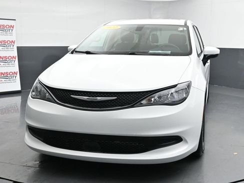 Used 2022 Chrysler Voyager LX image 4