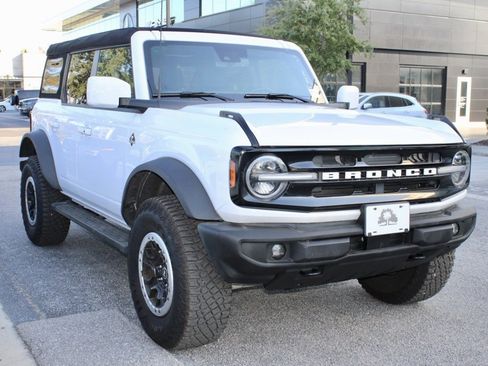 Used 2023 Ford Bronco Outer Banks w/ Sasquatch Package image 3