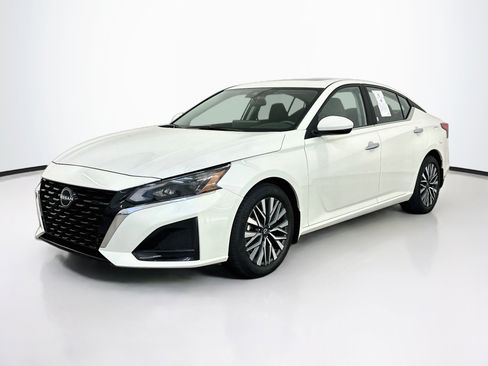 Used 2024 Nissan Altima 2.5 SV w/ SV Premium Package FWD image 3