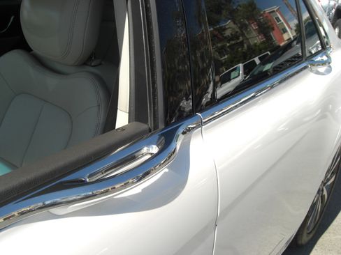 Used 2017 Lincoln Continental Premiere image 8