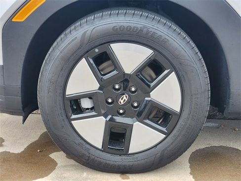 Certified 2025 Hyundai Santa Fe SEL image 7