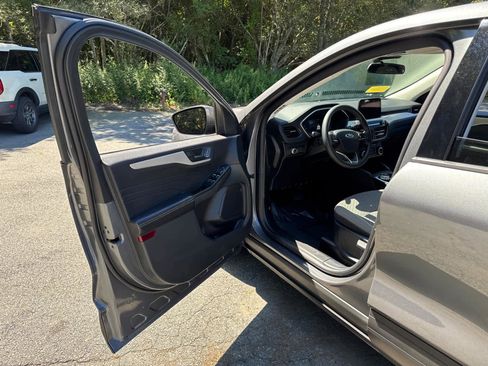 Used 2022 Ford Escape SE image 12