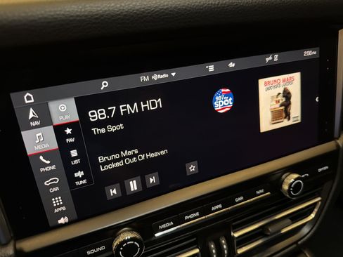Used 2020 Porsche Macan AWD/4WD image 18