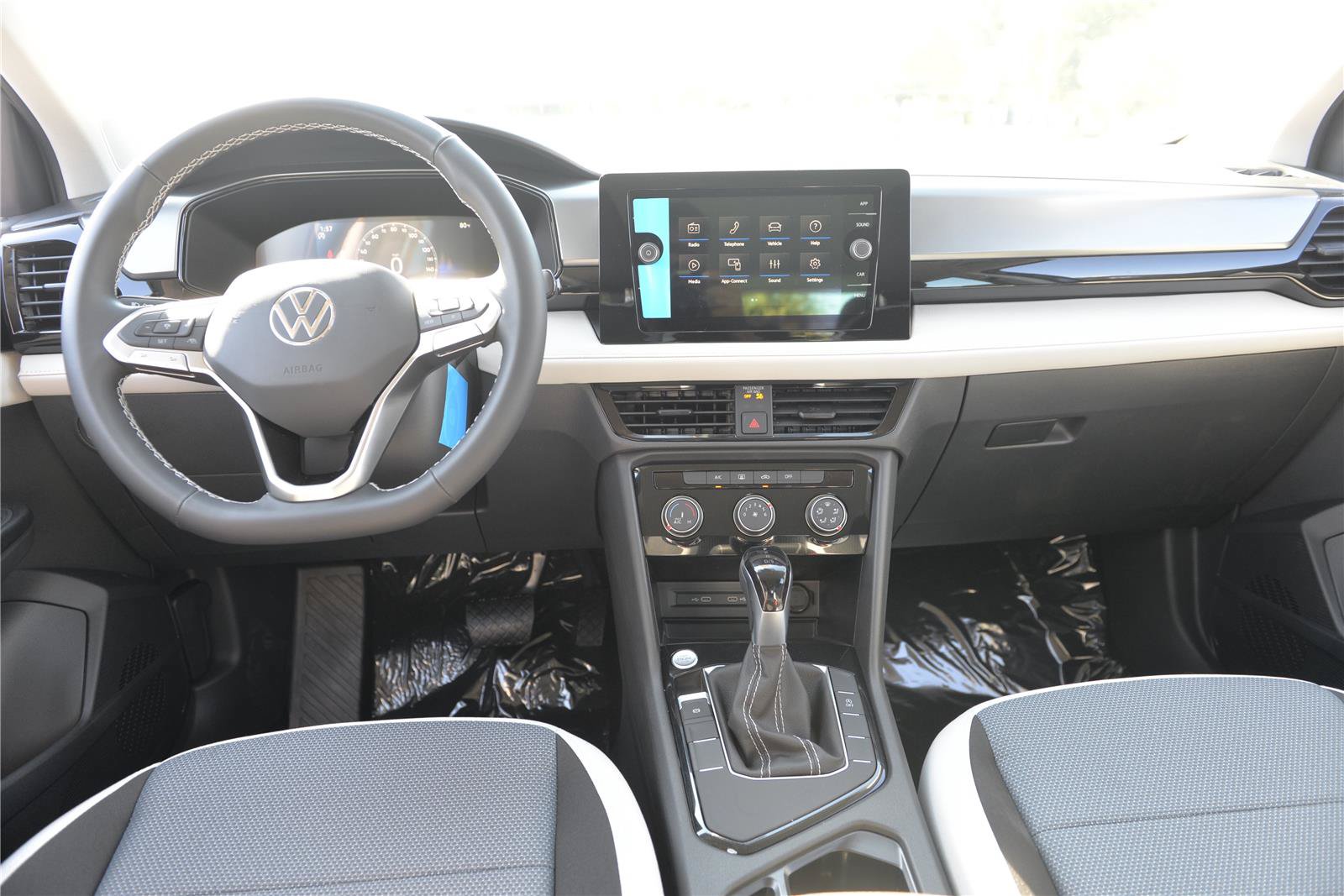 New 2027 Volkswagen Jetta SE FWD image 19
