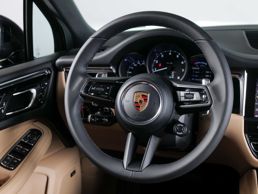 Certified 2026 Porsche Macan AWD/4WD image 17