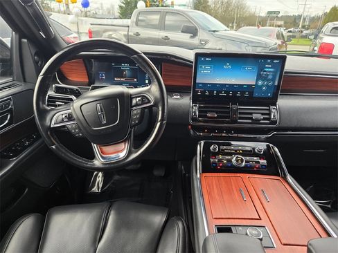 Used 2024 Lincoln Navigator L 4WD image 11