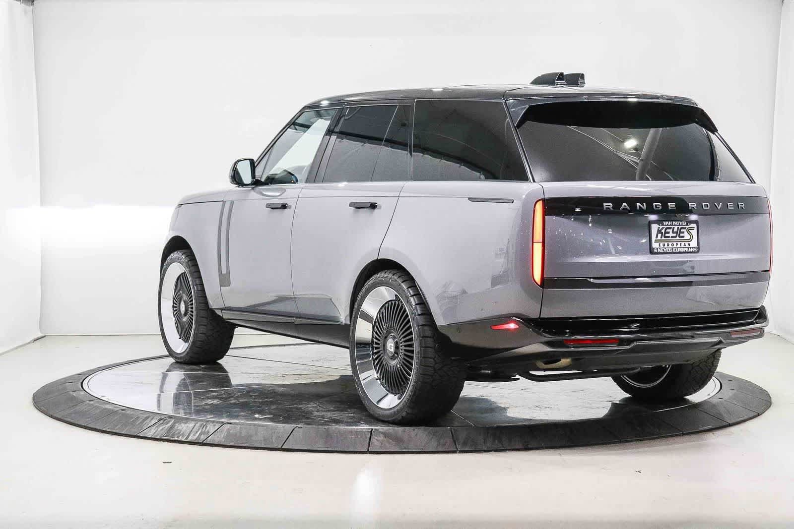Used 2022 Land Rover Range Rover SE AWD/4WD image 2