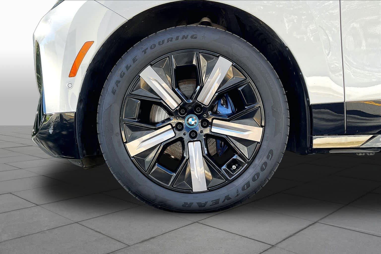 Used 2023 BMW iX xDrive50 w/ Sport Package AWD/4WD image 10