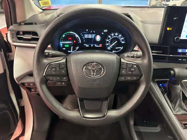 Certified 2025 Toyota Sienna LE FWD image 17