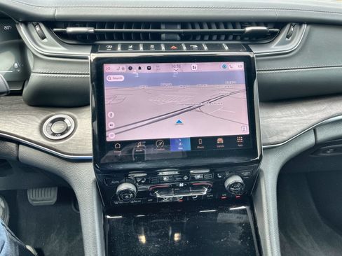 Used 2023 Jeep Grand Cherokee Overland w/ Luxury Tech Group IV AWD/4WD image 18