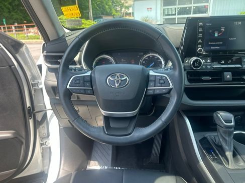 Used 2022 Toyota Highlander XLE AWD/4WD image 14