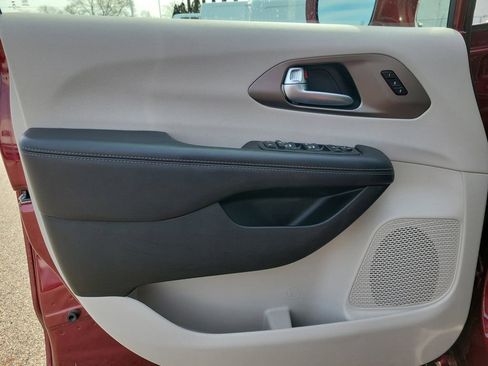 Used 2018 Chrysler Pacifica Limited w/ Tire & Wheel Group image 21