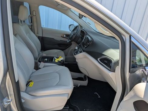 Used 2017 Chrysler Pacifica Touring-L FWD image 19