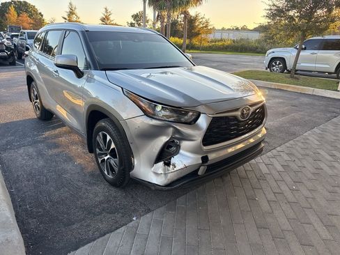 Used 2025 Toyota Highlander XLE image 7
