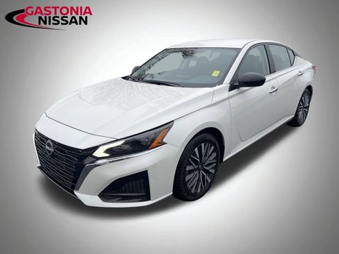 Used 2024 Nissan Altima 2.5 SV image 3