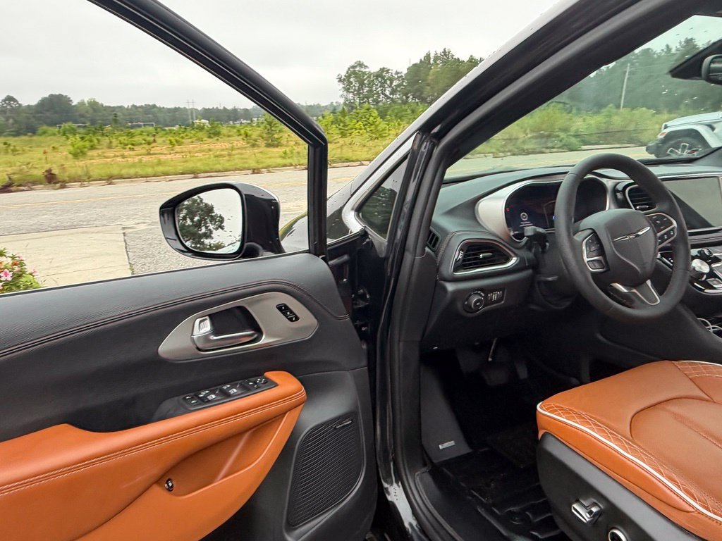 Used 2024 Chrysler Pacifica Pinnacle FWD image 37