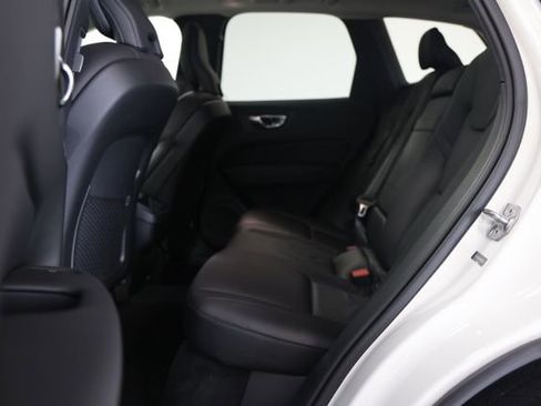 Used 2021 Volvo XC60 T6 Momentum image 33