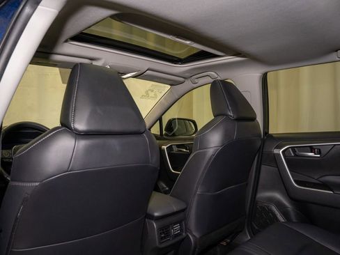 Used 2023 Toyota RAV4 XLE Premium image 9