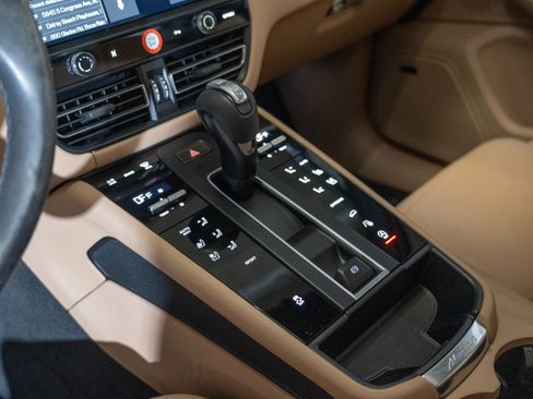 Certified 2023 Porsche Macan AWD/4WD image 22